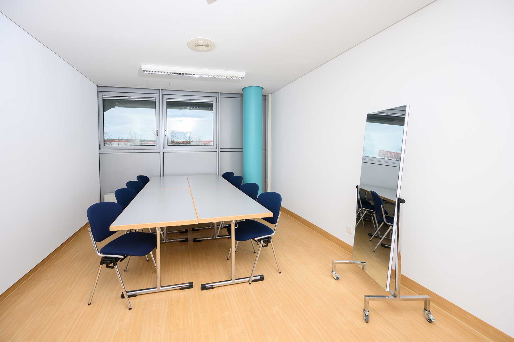 CCL - Büro 6: Konferenztisch mit Bestuhlung