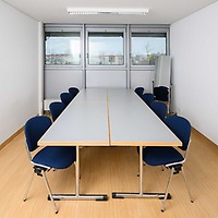 CCL - Büro 7: Konferenztisch mit Bestuhlung