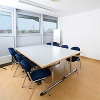 CCL - Büro 7: Konferenztisch mit Bestuhlung