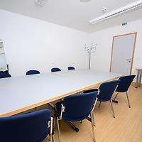 CCL - Büro 7: Konferenztisch mit Bestuhlung, Schrägansicht