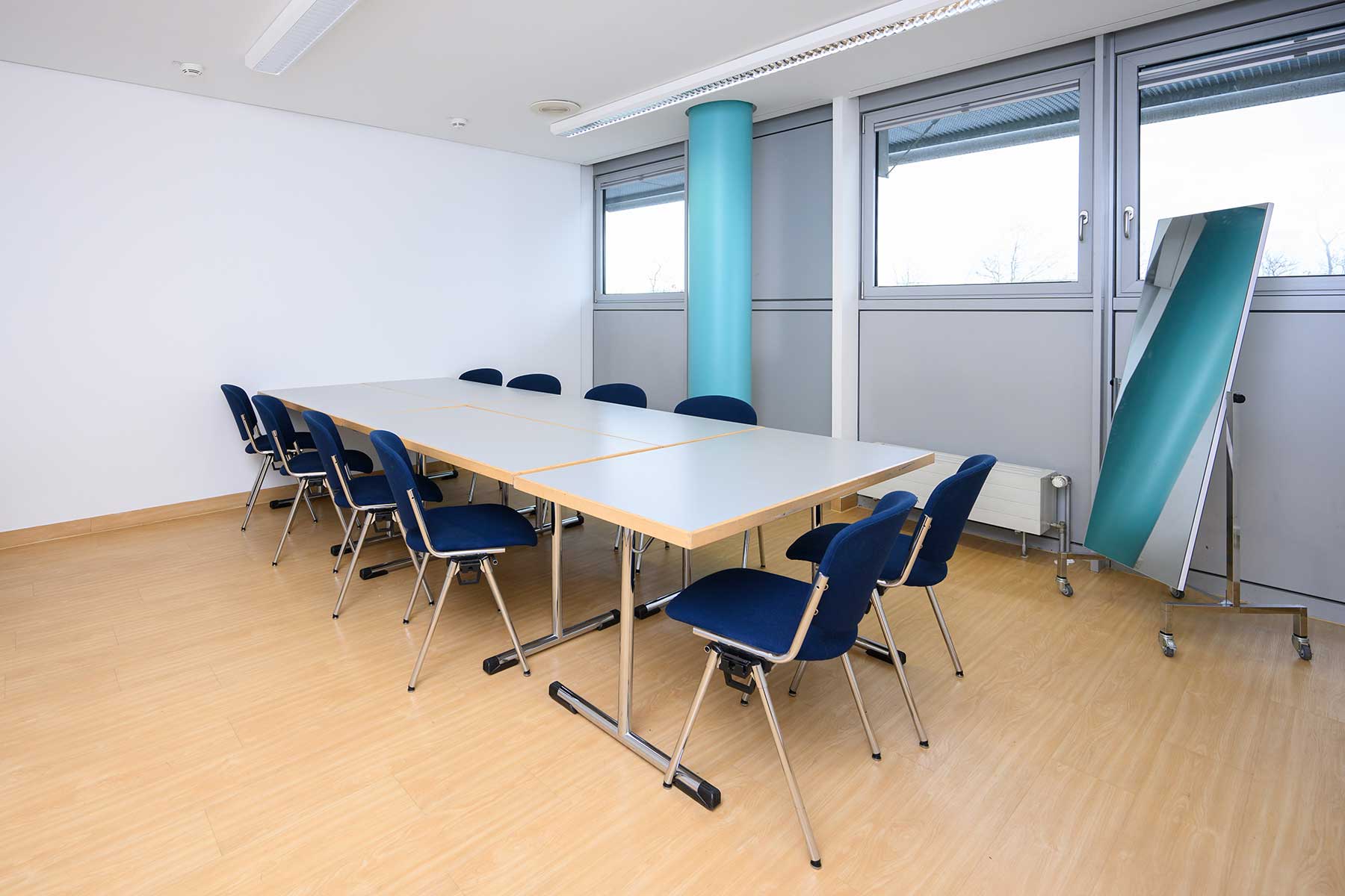 CCL - Büro 8: Konferenztisch mit Bestuhlung