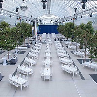 Glashalle Innenansicht mit Gala-Bestuhlung