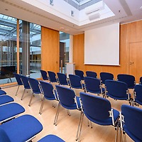 CCL - Seminarraum 14: Reihenbestuhlung mit Blick zur Fensterfront