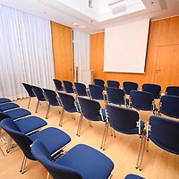 CCL - Seminarraum 14: Reihenbestuhlung, geschlossene Fensterfront