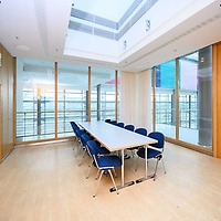 CCL - Seminarraum 15: bestuhlter Konferenztisch mit Blick zur Fensterfront