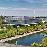 CCL - Außenansicht mit Glashalle