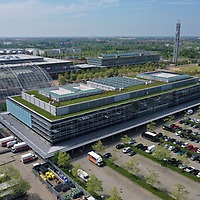 Außenansicht mit Parkplatz