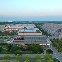 Außenansicht mit Glashalle und Anfahrt