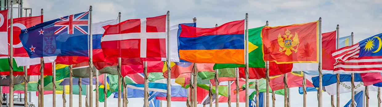 Flaggen auf dem Messegelände